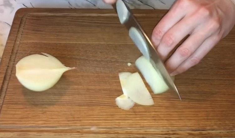 Cut the onions into thin half rings.