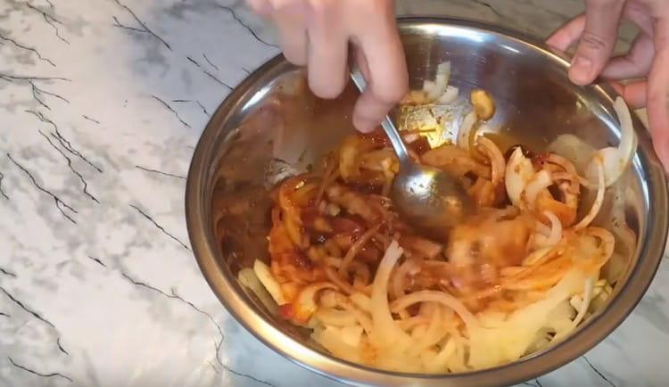 Add the onion to the previously prepared marinade and mix.