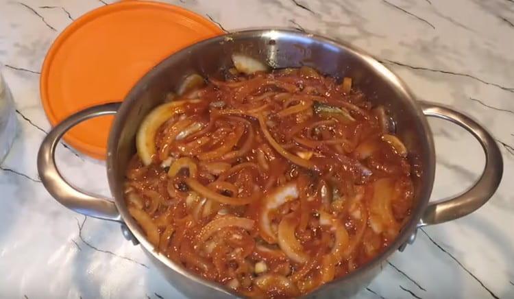 Lay layers of herring and marinade in layers in a pan.