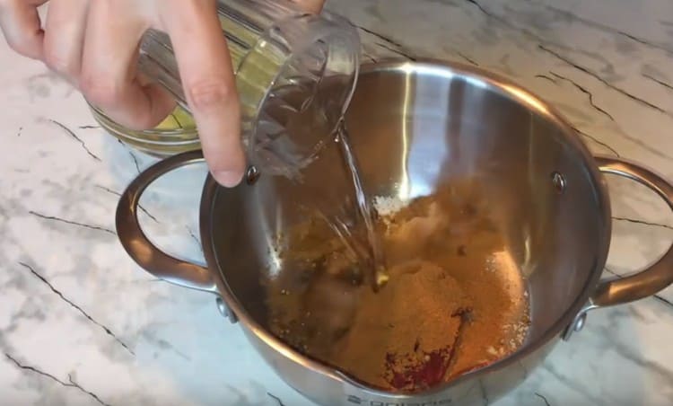 In a deep container we combine all the spices, salt, vinegar, vegetable oil.