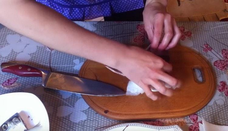 We cut the herring belly, remove the insides and the black film.