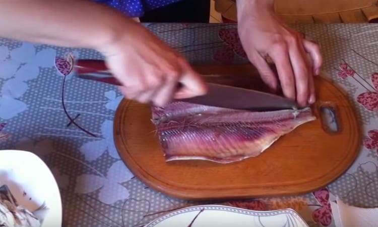 With a knife, carefully separate the fillet from the ridge and one from the other.