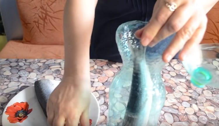 We spread the carcasses of herring in a plastic bottle, in which you need to cut the top.