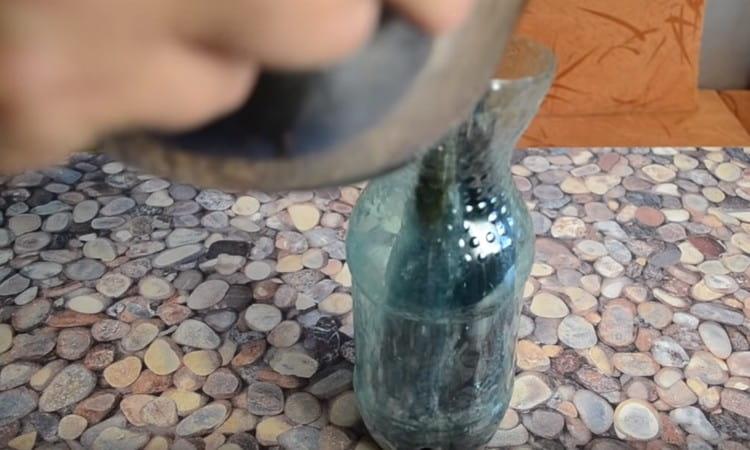 Pour the fish with marinade to the top.