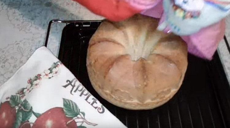 After baking, carefully remove the form from the bread.