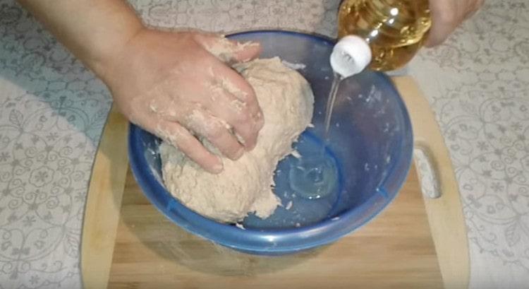 In the process of kneading the dough, add vegetable oil to it.