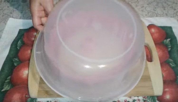 We leave the dough in the form so that it rises.