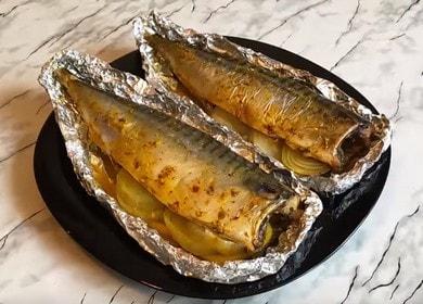 A whole mackerel in the oven in foil: cooked according to the recipe with a photo.