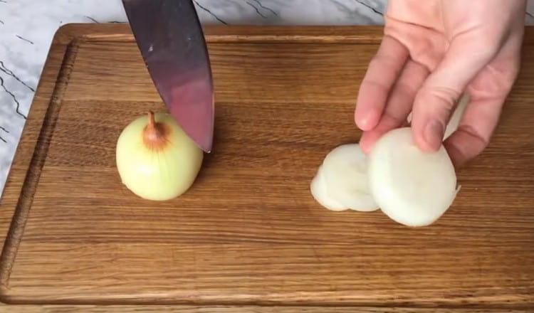Cut the onion into rings.