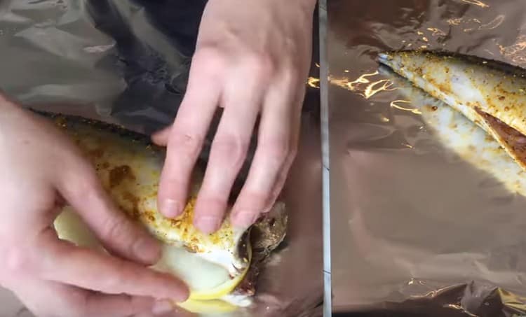 In the abdomen of the fish we put a few slices of onion and lemon.