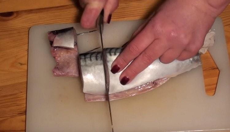 We clean the mackerel, gut it and cut it into pieces.