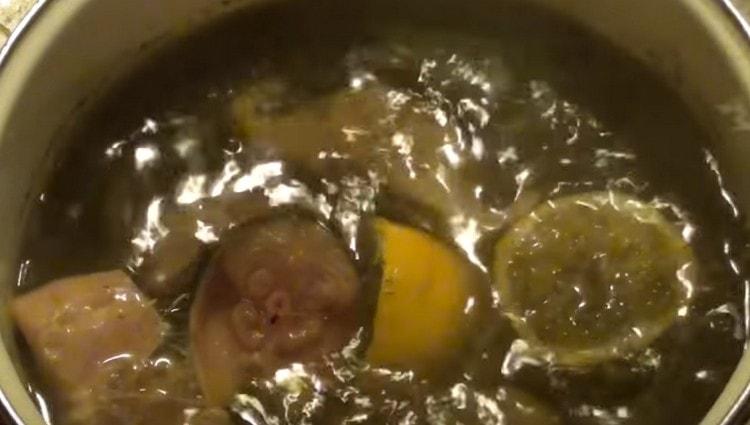 When the water boils, put the pieces of fish into the pan and cook for 10 minutes.