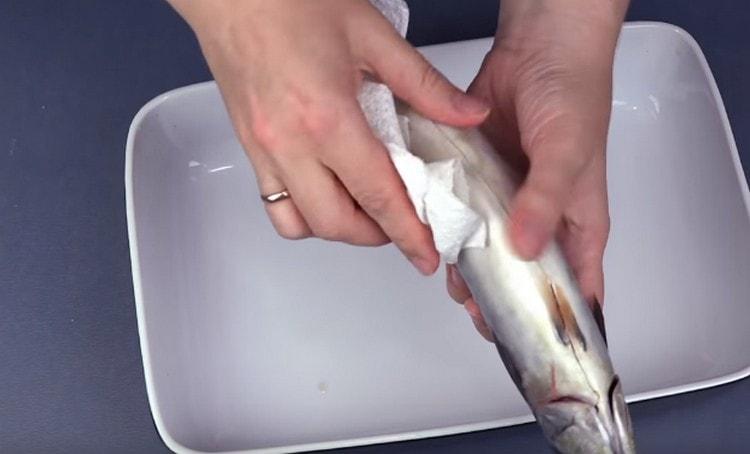 We gutted the mackerel, wash it and blot it with paper towels.