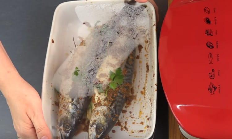 Having covered the container with cling film, we send the fish to marinate in the refrigerator.