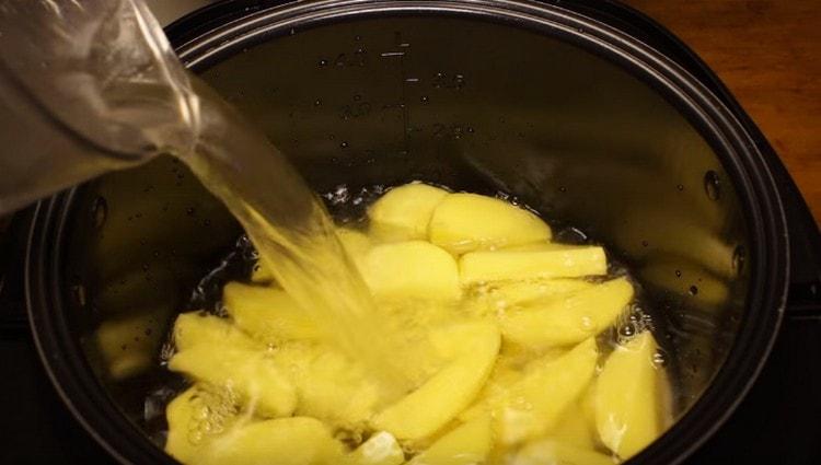 Pour potatoes with water.