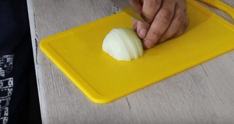 Cut the onion in half rings.