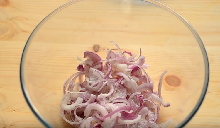 Add salt to the onion.