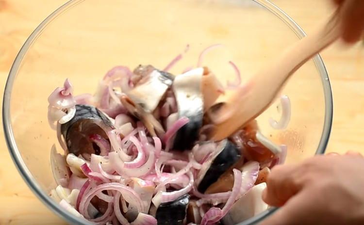 We spread the pieces of fish to the onion, mix and let the aromas of the onions still pass.