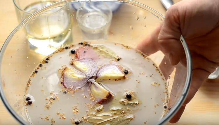 We put the marinade to cook, and then cool it.