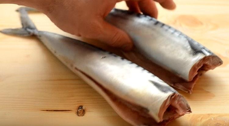 We clean the mackerel, remove the black film.