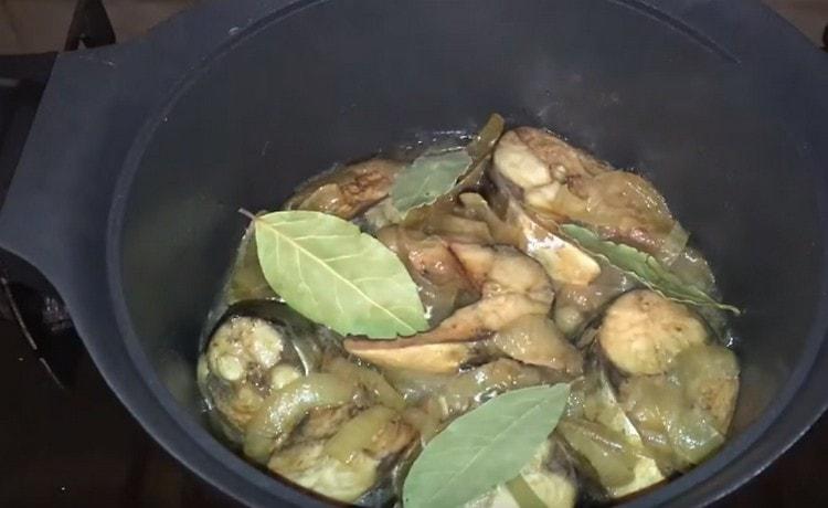 In the process of stewing, add bay leaf to the mackerel.