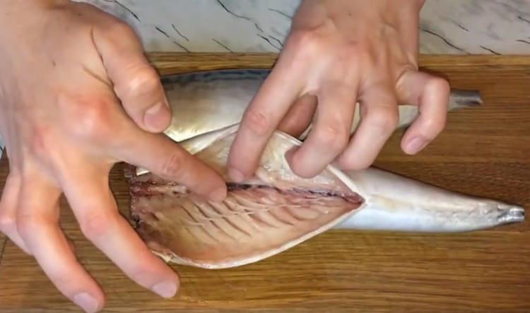 We clean and wash the mackerel.