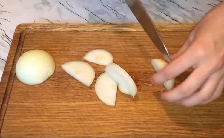 Cut the onions into thin half rings.