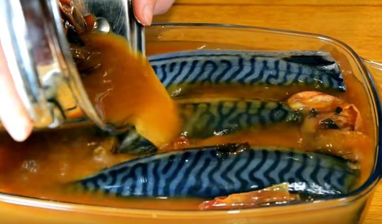 Pour the fish with marinade.
