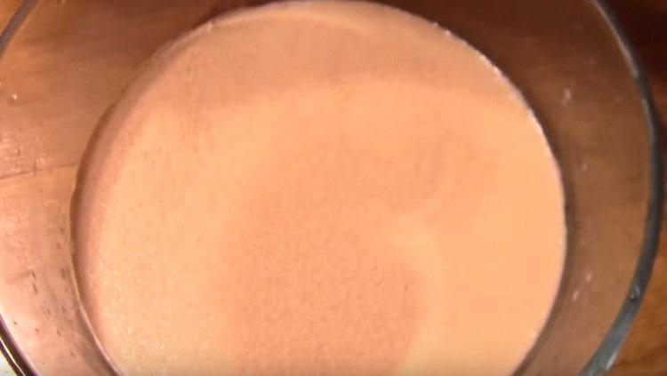 Dissolve the yeast in warm milk, add sugar.