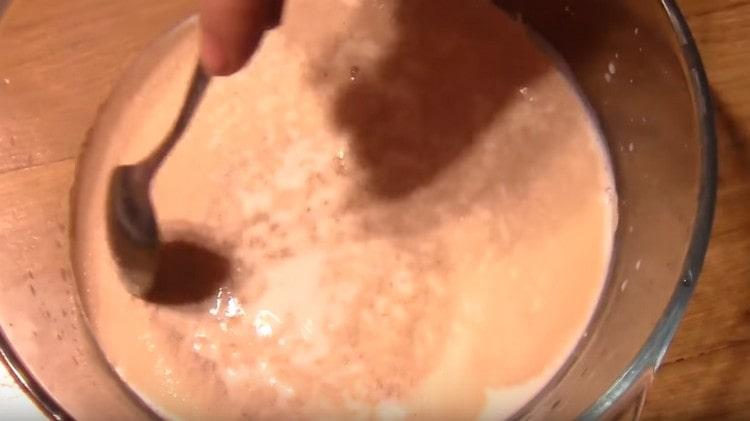 Stir the mass and leave it to activate the yeast.