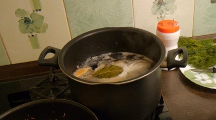 When boiling, remove the foam from the broth.