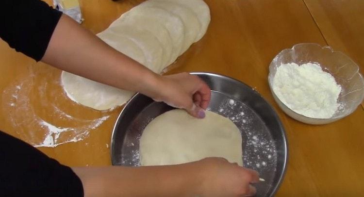 On top of the butter we spread the second round of dough and thus alternate the whole dough with butter.
