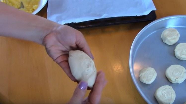 We spread any filling in the dough in the test and pinch the edges of the pies.