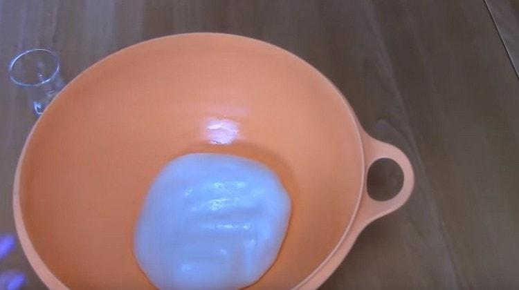 We grease the finished dough with vegetable oil and leave it to rise in a warm place.