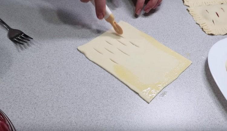 Instead of punctures, cuts can also be made in the test.