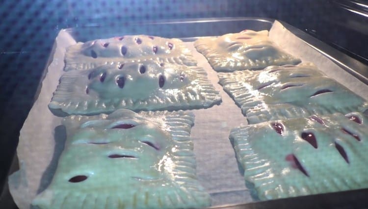 Such puffs are baked from puff yeast dough for about 12 minutes.