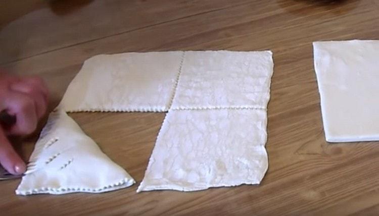 The edges of the puff are pressed with a fork.