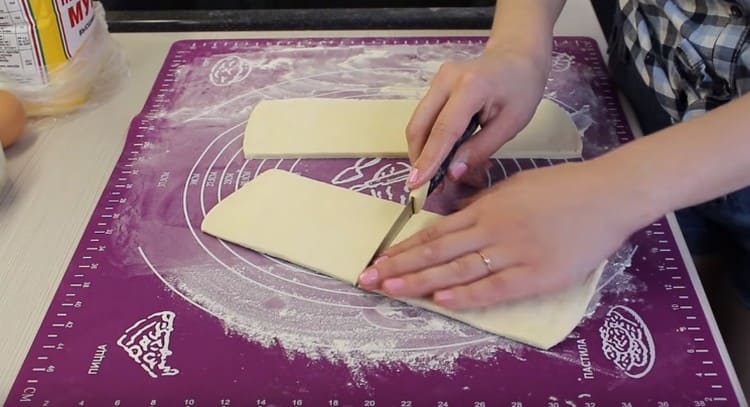 Thaw the defrosted dough slightly and cut into 4 parts.