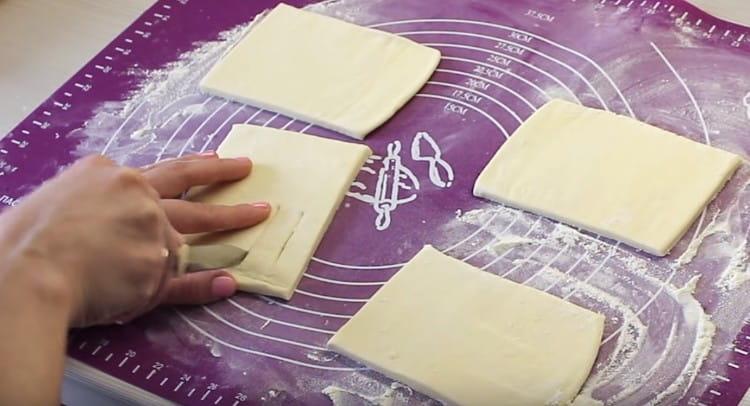 On one half of the workpiece we make a slot with a knife.