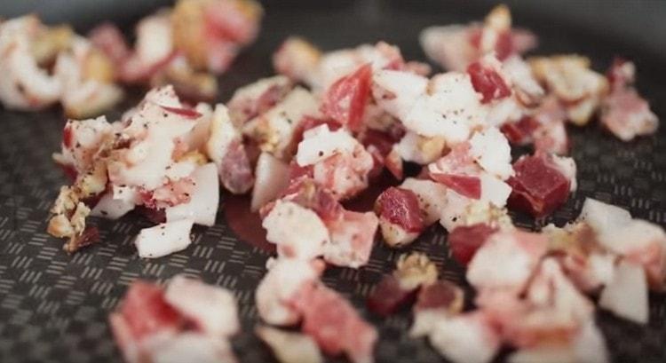 We spread the bacon to fry in a dry pan.