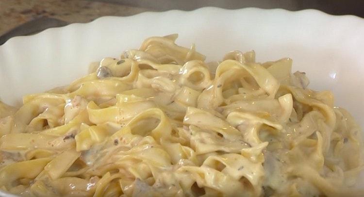 Spaghetti with mushrooms in a creamy sauce ready.