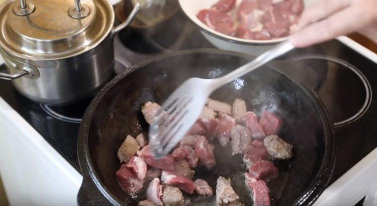 Spread the meat and fry in a pan.