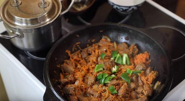 Chop the bell pepper and add to the pan.