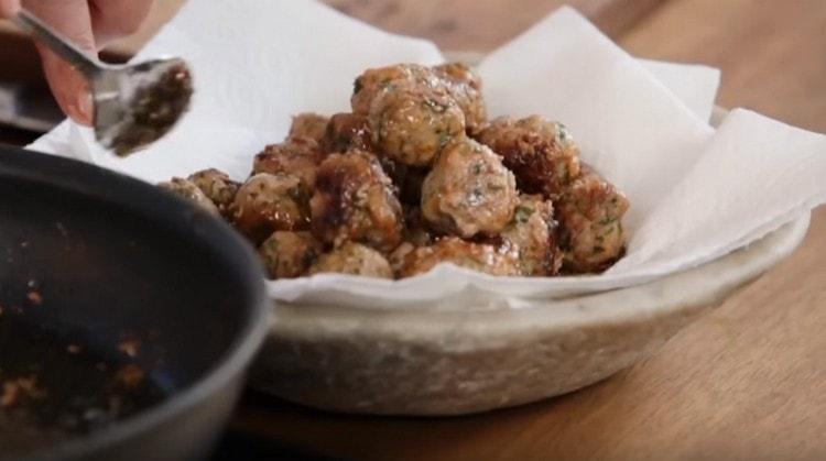We put the finished meatballs on paper towels.
