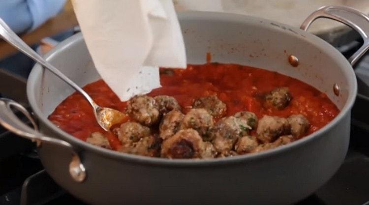 In the tomato sauce we spread the meatballs.