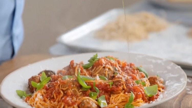 When serving spaghetti with meatballs, you can still sprinkle with parmesan and paint with basil leaves.