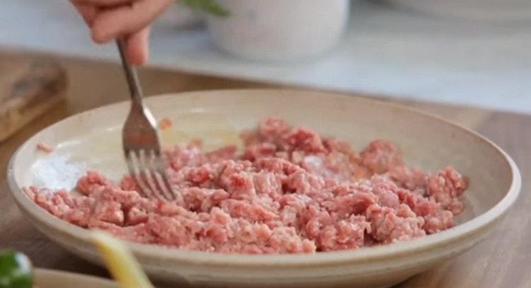 Add the egg, salt, pepper to the minced meat, mix well.