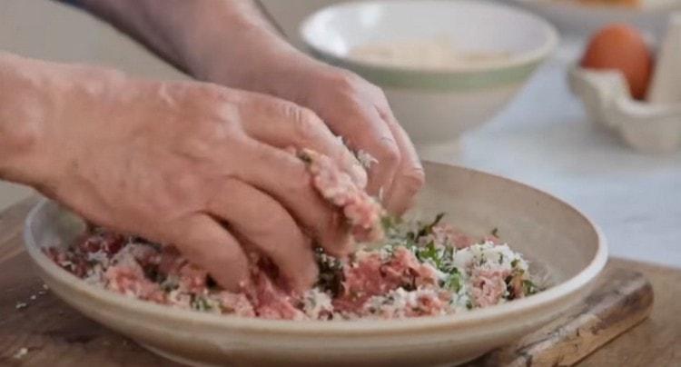 Stir the minced meat thoroughly.