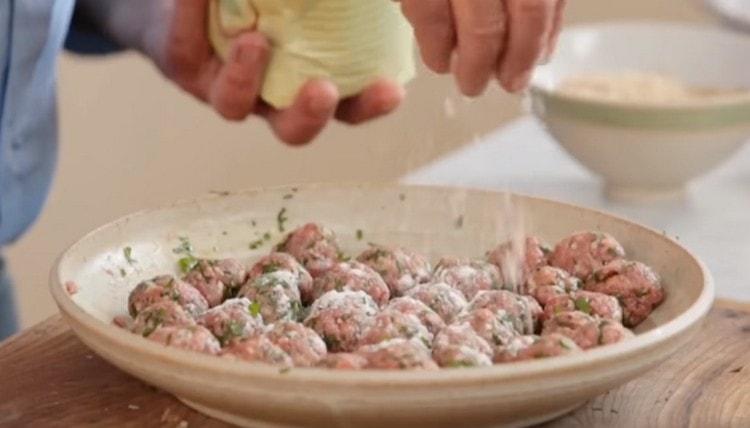 Sprinkle the prepared meatballs with flour.