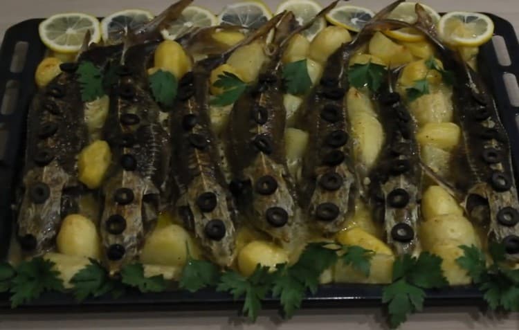 We bake the sterlet in the oven and as a result we get a full-fledged dish with a side dish.